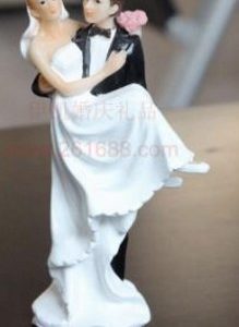 NOVIOS-NOVIO CARGANDO A LA NOVIA