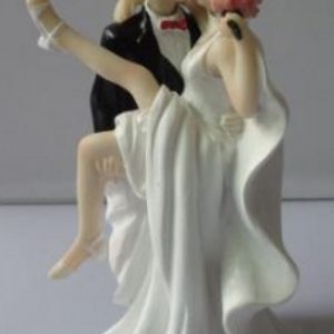 NOVIOS-NOVIO CARGANDO Y BESANDO A LA NOVIA